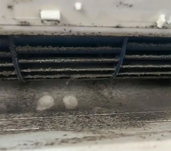 三台空调吹的风有股烧焦味是怎么回事